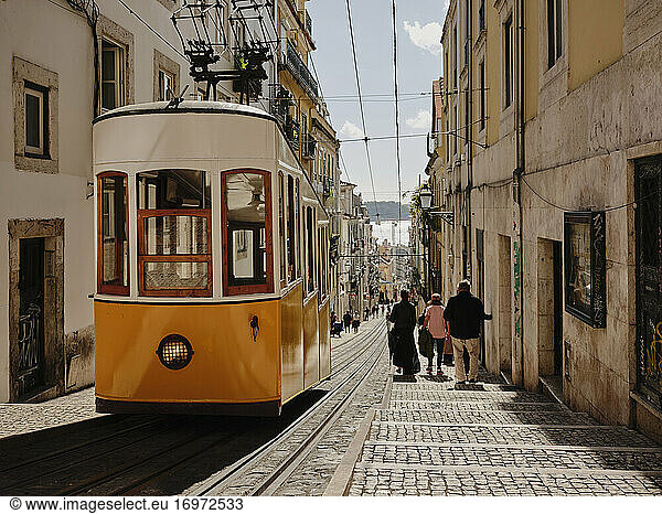 Die berühmte Lissabonner Straßenbahn fährt bergauf
