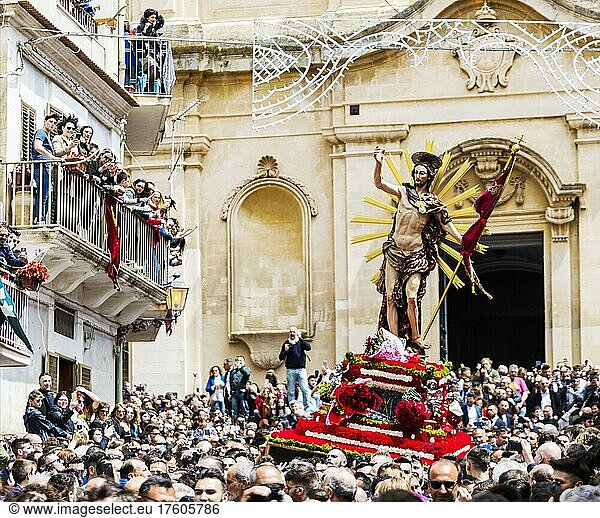 Die berühmte Oumu-Vivu-Prozession am Ostersonntag in Scicli  oder der auferstandene Christus von Scicli  Sizilien  Italien  Europa
