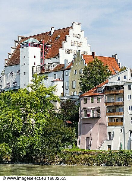 Die berühmte Uferpromenade und der Fluss Inn. Die mittelalterliche Altstadt von Wasserburg am Inn in der Region Chiemgau in Oberbayern  Europa  Deutschland  Bayern.