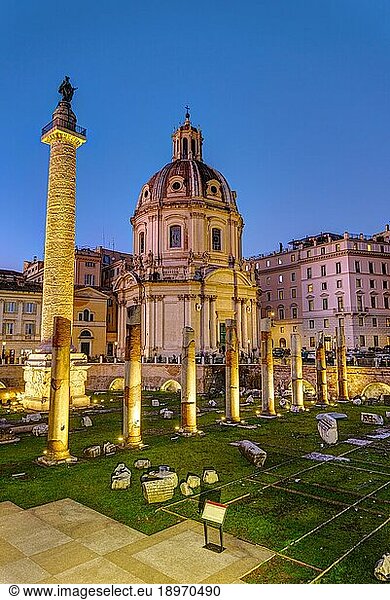 Die Überreste des Trajans-Forums in Rom in der Abenddämmerung