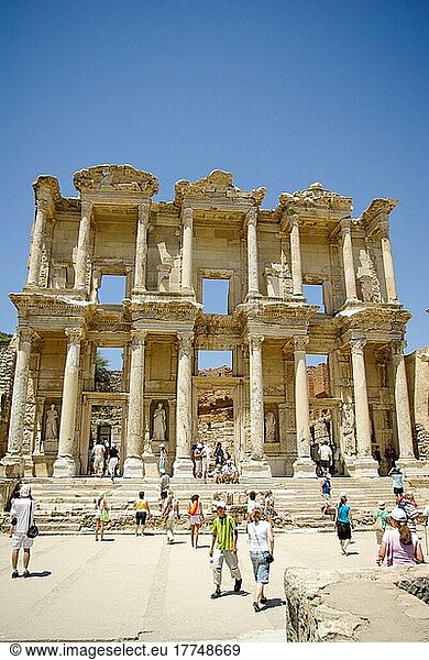 Die Bibliothek des Celsus ist ein antikes römisches Gebäude in Ephesus