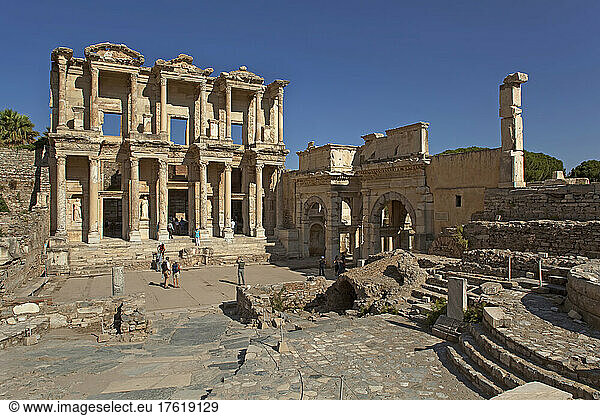 Die Bibliothek des Celsus  mit dem Augustus-Tor auf der rechten Seite  in Ephesus  Türkei; Ephesus  Anatolien  Türkei