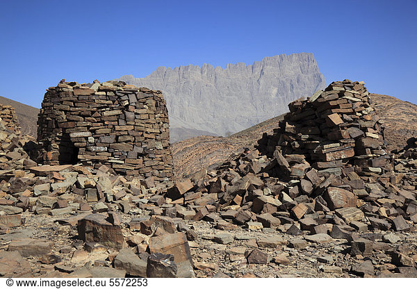 Die Bienenkorbgräber von Al-Ayn am Rande des Jebel Misht  Kammberg  im Gebiet zwischen den Städten Bat und Al-Ayn im Hadschar-Gebirge  Unesco-Weltkulturerbe  Oman  Arabische Halbinsel  Naher Osten