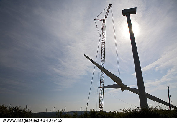 Die Blätter einer Windkraftanlage werden oben auf dem Turm angebracht  welcher Teil eines 300 Megawatt Windparks mit 150 Türmen ist  der Park wird von NedPower-Shell WindEnergy Inc. erbaut  Mt Storm  West Virginia  USA