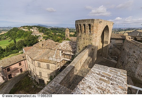 Die Burg und Festung des mittelalterlichen Dorfes auf dem Hügel Offagna Provinz Ancona Marken Italien Europa.