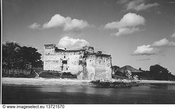Die Burg von Kilwa Island wurde ursprünglich 1505 von den Portugiesen erbaut  die sie aber nach einigen Jahren wieder aufgaben. Die meisten sichtbaren Überreste stammen aus der Zeit des Wiederaufbaus durch die Omani-Araber um 1800. Tansania  Portugiesische Periode: 16. Jahrhundert Kilwa Island