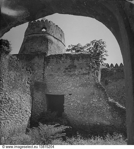Die Burg von Kilwa Island wurde ursprünglich 1505 von den Portugiesen erbaut  die sie jedoch nach einigen Jahren wieder aufgaben. Die meisten sichtbaren Überreste stammen aus der Zeit des Wiederaufbaus durch die Omani-Araber um 1800. Tansania  Portugiesische Periode: 16. Jahrhundert Kilwa Island