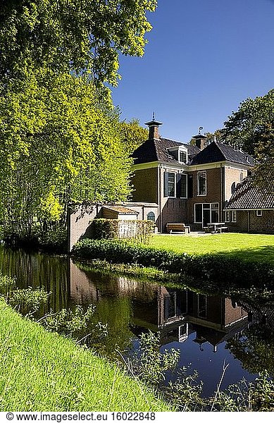 Die Coendersborg ist ein altes Herrenhaus  umgeben von einem schönen Landschaftspark in der Nähe des niederländischen Dorfes Nuis in der Provinz Groningen.