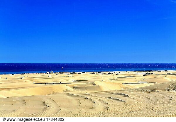 Die Dünen von Playa Del Inglés mit Blick auf den Atlantik. San Bartolomé de Tirajana  Gran Canaria  Las Palmas  Kanarische Inseln  Spanien  Europa
