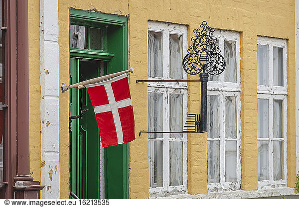 Die dänische Flagge hängt vor dem alten Gebäude