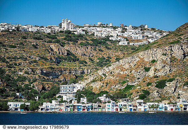 Die Dörfer Klima und Plaka mit weiß getünchten traditionellen Häusern  orthodoxer Kirche und Windmühlen auf der Insel Milos  Griechenland  Europa