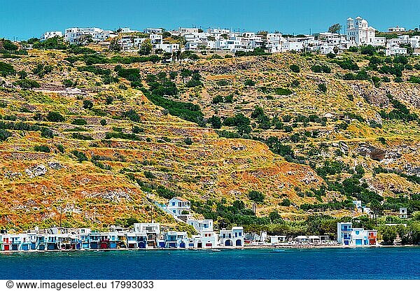 Die Dörfer Klima und Plaka mit weiß getünchten traditionellen Häusern  orthodoxer Kirche und Windmühlen auf der Insel Milos  Griechenland  Europa