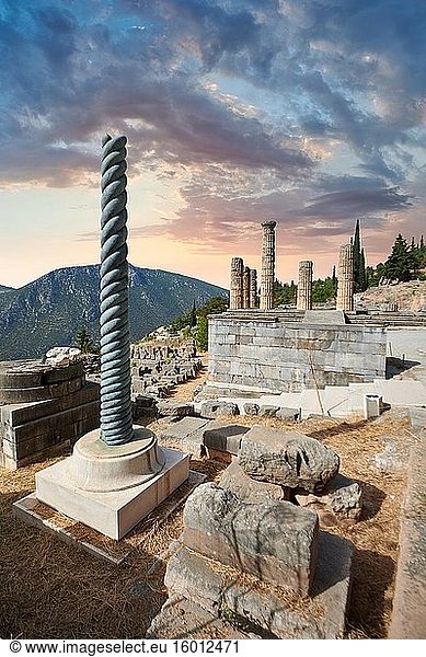 Die Dreibein-Säule der Platäer und der Altar der Chioten mit den Säulen des Apollo-Tempels dahinter Archäologische Stätte Delphi Delphi Griechenland.