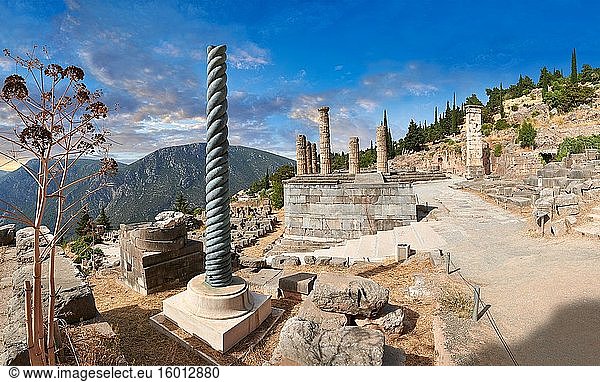 Die Dreibein-Säule der Platäer und der Altar der Chioten mit den Säulen des Apollo-Tempels dahinter  Archäologische Stätte Delphi  Delphi  Griechenland.