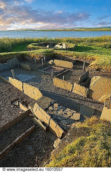 Die eingelassenen Kastenbetten und der Herd eines der 8 Häuser der archäologischen Stätte Barnhouse Settlement aus der Jungsteinzeit ca. 3000 v. Chr. Loch of Harray Orkney Mainland Schottland.