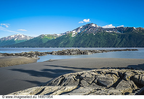Die einlaufende Flut in Alaskas Turnagain Arm  Teil des Cook Inlet  an einem sonnigen Sommertag  gesehen von Bird Point  Süd-Zentral-Alaska; Alaska  Vereinigte Staaten von Amerika