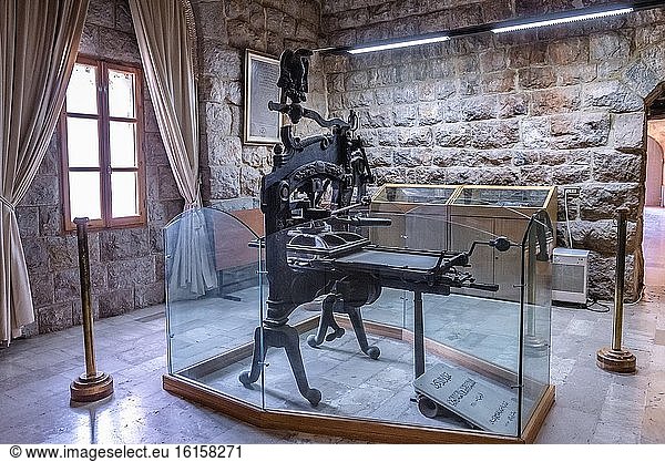 Die erste Druckerpresse im Nahen Osten steht im Museum des Klosters des Heiligen Antonius des Großen  auch Qozhaya-Kloster genannt  im Kadisha-Tal im Libanon.