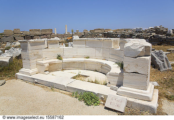Die Exedra in der Nähe des Heiligen Weges, Insel Delos, UNESCO-Weltkulturerbe, Kykladengruppe, Griechische Inseln, Griechenland