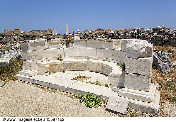 Die Exedra in der Nähe des Heiligen Weges  Insel Delos  UNESCO-Weltkulturerbe  Kykladengruppe  Griechische Inseln  Griechenland