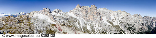 Die Fanesspitze und der Lagazuoi  hinten die Marmolata  Ausblick beim Aufstieg auf die Tofana di Rozes über die Via ferrata Giovanni Lipella  Belluno  Italien