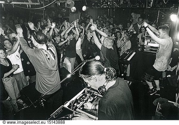 Die Fantastischen Vier  deut. Musikgruppe (Rap  Hip-Hop)  Live Auftritt in einer Discothek bei Passau  am Beginn ihrer Karriere  nach ihrem ersten Charterfolg mit der Single 'Die Da!?!'  aus der ersten LP '4 gewinnt'  Passau  Deutschland  1992