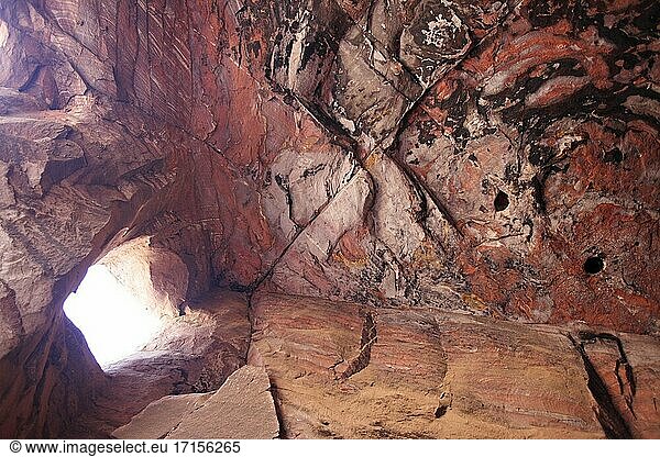 Die farbenfrohe Gestaltung der Felsen im Inneren eines ausgegrabenen Grabes  Petra  Jordanien.