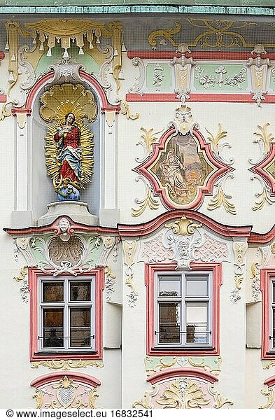 Die Fassade des Kernhauses im Stil des Spätbarocks. Die mittelalterliche Altstadt von Wasserburg am Inn in der Region Chiemgau in Oberbayern  Europa  Deutschland  Bayern.