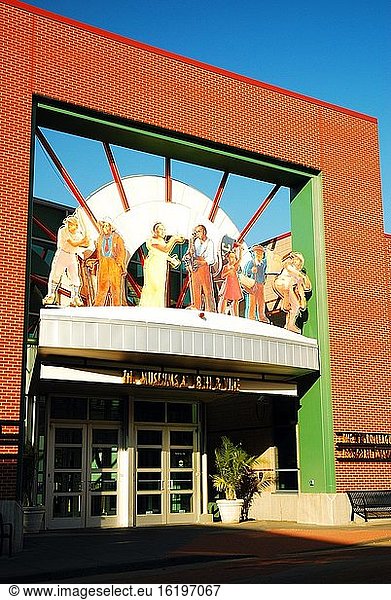 Die Fassade des Museums an der 18. und Vine in Kansas City erinnert an das reiche afroamerikanische Erbe der Stadt.