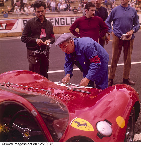 Die Ferrari-Grube  Le Mans  Frankreich  1965. Künstler: Unbekannt