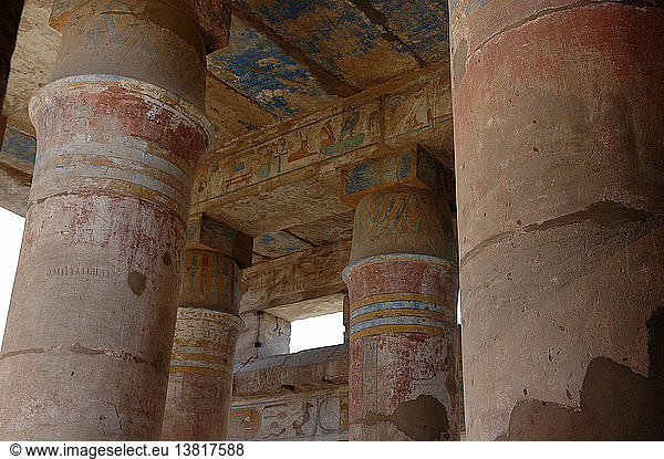 Die Festhalle von Tuthmosis III.  die seinem eigenen Ahnenkult gewidmet ist. Die Kapitelle und Türstürze sind farbenfroh verziert  Ägypten. Altägyptisch  Neues Reich  18. Dynastie  Herrschaft von Tuthmosis III.  1504 - 1450 v. Chr.