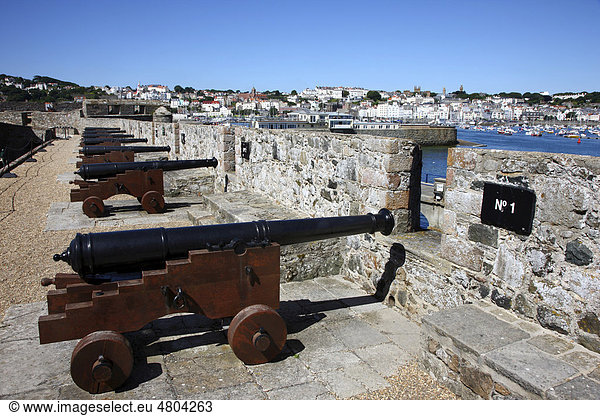 Die Festung Castle Cornet am Hafen  St. Peter Port  Guernsey  Kanalinseln  Europa