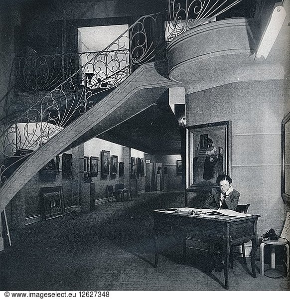 Die Galerie im Erdgeschoss des amerikanisch-britischen Kunstzentrums  um 1941. Künstler: Unbekannt.
