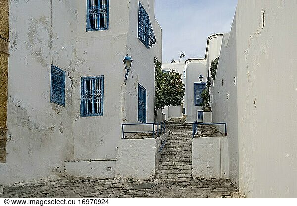 Die gepflasterten Straßen von Sidi Bou Said. Die blau-weiße Touristenattraktion mit Blick auf das Mittelmeer. Tunesien  Afrika.