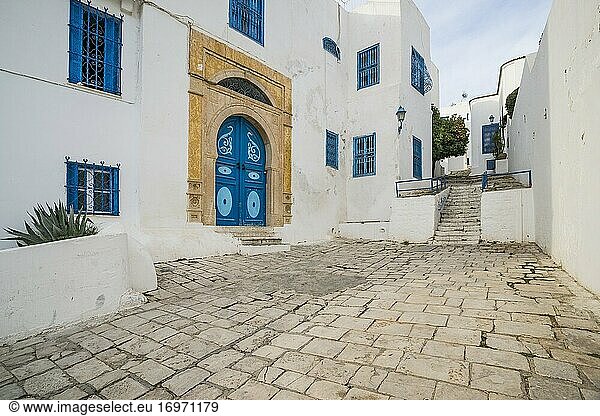 Die gepflasterten Straßen von Sidi Bou Said. Die blau-weiße Touristenattraktion mit Blick auf das Mittelmeer. Tunesien  Afrika.