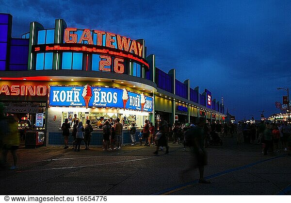 Die Geschäfte entlang des Boardwalk in Wildwood  New Jersey  werfen ein Licht auf das Sommerpublikum.