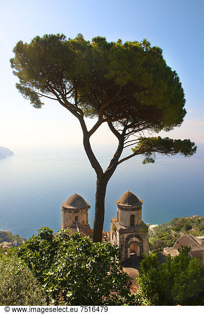 Die Glockentürme der Kirche Mariä Verkündigung in Ravello Amalfiküste Italien Europa