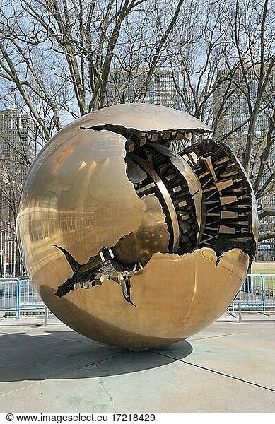 Die goldene Sphäre innerhalb der Sphäre  Sfera con Sfera  Skulptur von Arnaldo Pomodoro vor dem Hauptquartier der Vereinten Nationen  UNO-Hauptquartier  United Nations  New York City  New York State  USA  Nordamerika