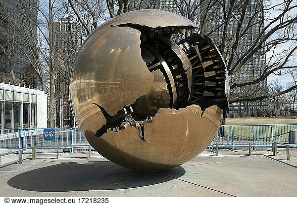 Die goldene Sphäre innerhalb der Sphäre  Skulptur von Arnaldo Pomodoro vor dem Hauptquartier der Vereinten Nationen  UNO-Hauptquartier  United Nations  New York City  New York State  USA  Nordamerika