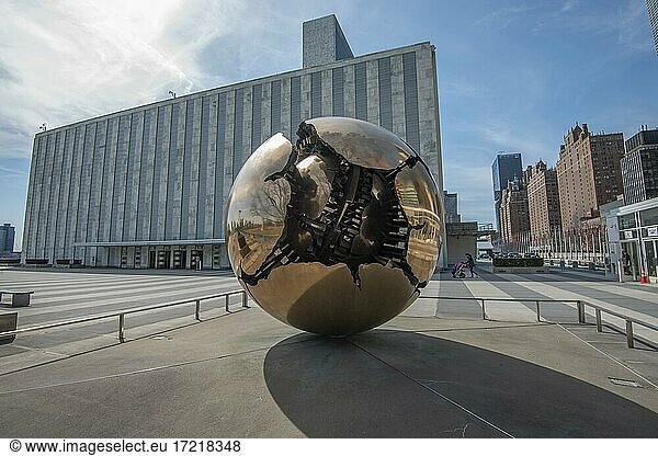 Die goldene Sphere Within Sphere  Sfera con Sfera  Skulptur von Arnaldo Pomodoro vor dem Hauptquartier der Vereinten Nationen  UNO-Hauptquartier  United Nations  New York City  New York State  USA  North America