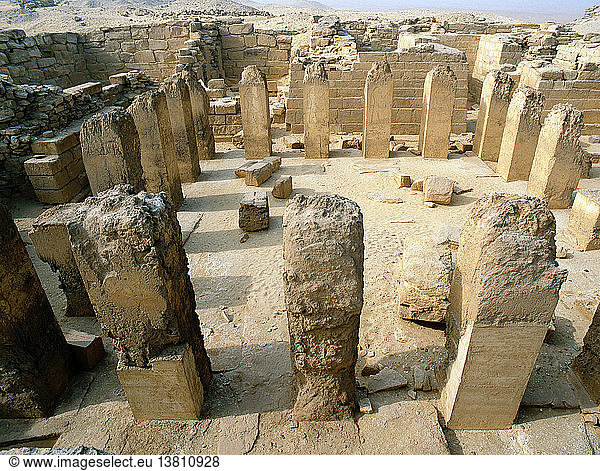 Die Grabkapelle des Ptah-Schepses in Abusir umfasst einen großen Säulenhof. Die Mitte des Hofes war zum Himmel hin offen  aber die jetzt eingestürzten Architrave trugen Platten  die einen überdachten Gang um seinen Umfang bildeten. Ägypten. Alt-Ägyptisch. Altes Reich. Abusir.
