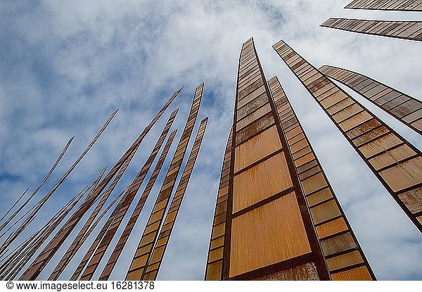 Die Grass Blades-Skulptur des Künstlers John Fleming neben dem Museum of Pop Culture im Seattle Center in Seattle  Washington State  USA.