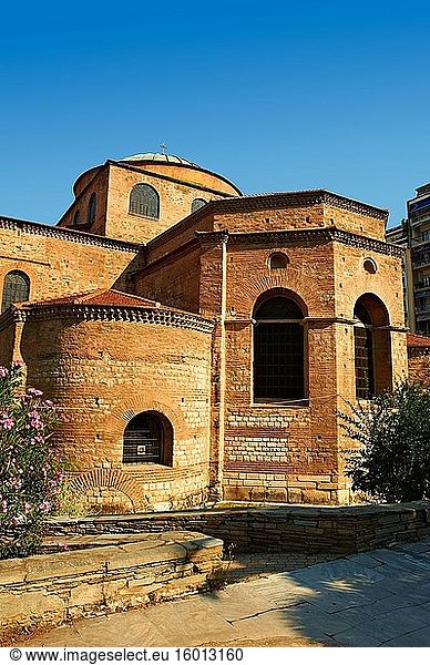 Die griechische Kreuzkuppelbasilika der Hagia Sophia aus dem 8. ?????  oder Heilige Weisheit. Paläochristliche und byzantinische Denkmäler in Thessaloniki  Griechenland. Ein UNESCO-Weltkulturerbe.