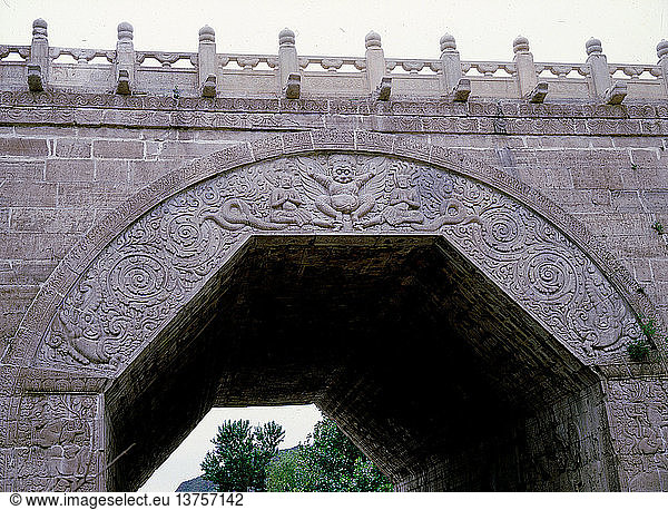Die Große Mauer - Tor in der Mitte des Juyongguan (Chuyungkuan-Passes). Es ist aus fein geschnitztem Marmor gebaut und wird Guojie (Wolkenterrasse) genannt. Ursprünglich war es die Basis eines 1345 errichteten Turms. Die Wände sind mit Schnitzereien verziert. China. Provinz Hopei.