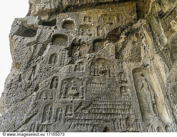 Die Grotten wurden um das Jahr 493 begonnen  als Kaiser Xiaowen aus der Nördlichen Wei-Dynastie (386-534) die Hauptstadt nach Luoyang verlegte  und wurden in den 400 Jahren bis zur Nördlichen Song-Dynastie (960-1127) kontinuierlich ausgebaut. Die Anlage misst 1.000 Meter von Norden nach Süden und beherbergt über 2.300 Löcher und Nischen  2.800 Stelen  40 Dagobas  1.300 Höhlen und 100.000 Statuen.
