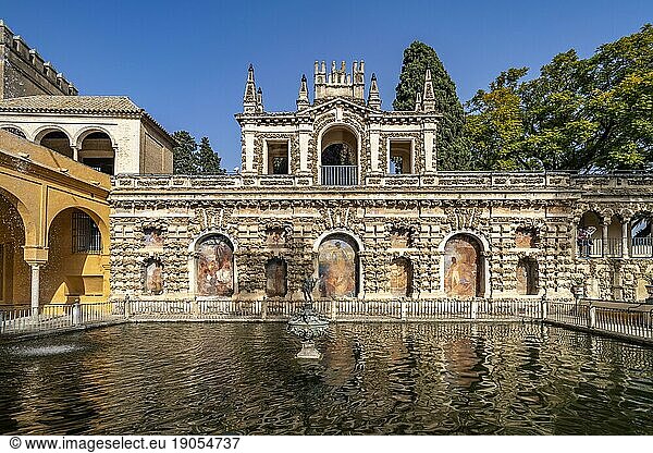 Die Grottengalerie Galería del Grutesco und der Merkurteich oder Estanque Del Mercurio  Gartenanlagen des Königspalast Alcázar  Sevilla Andalusien  Spanien  Europa