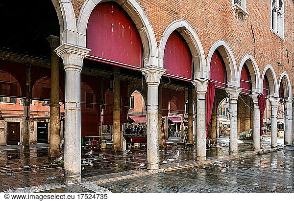 Die Hallen des Fischmarkt nach Marktende  Venedig  Italien  Europa