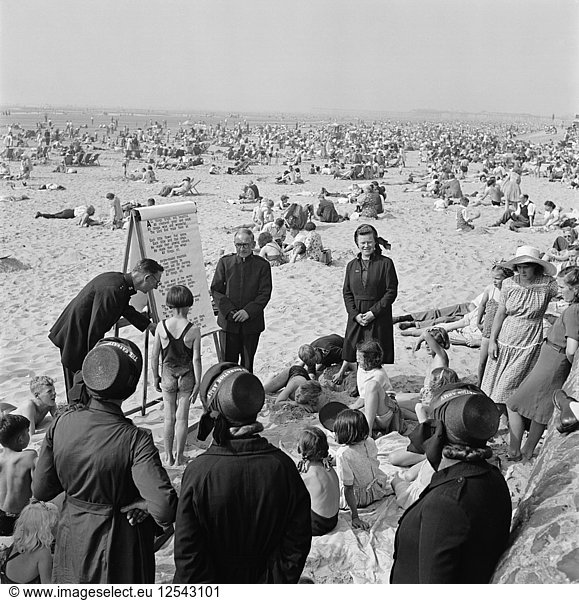 Die Heilsarmee betreibt eine Kinderstrandmission auf dem Sand  Blackpool  ca. 1946-c1955. Künstler: John Gay