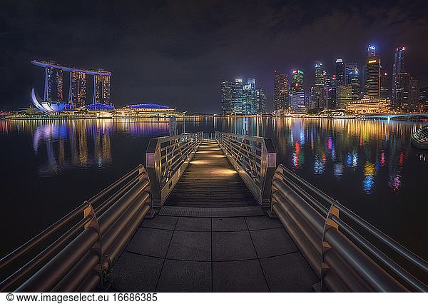Die Helligkeit der nächtlichen Lichter der Stadt Singapur