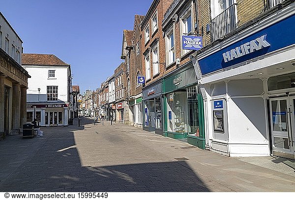 Die High Street in Winchester ist aufgrund der Coronavirus-Pandemie fast leer und die Geschäfte sind geschlossen  Winchester  England  Vereinigtes Königreich.