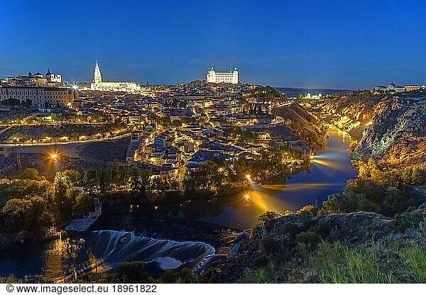 Die historische Altstadt von Toledo in Spanien bei Nacht